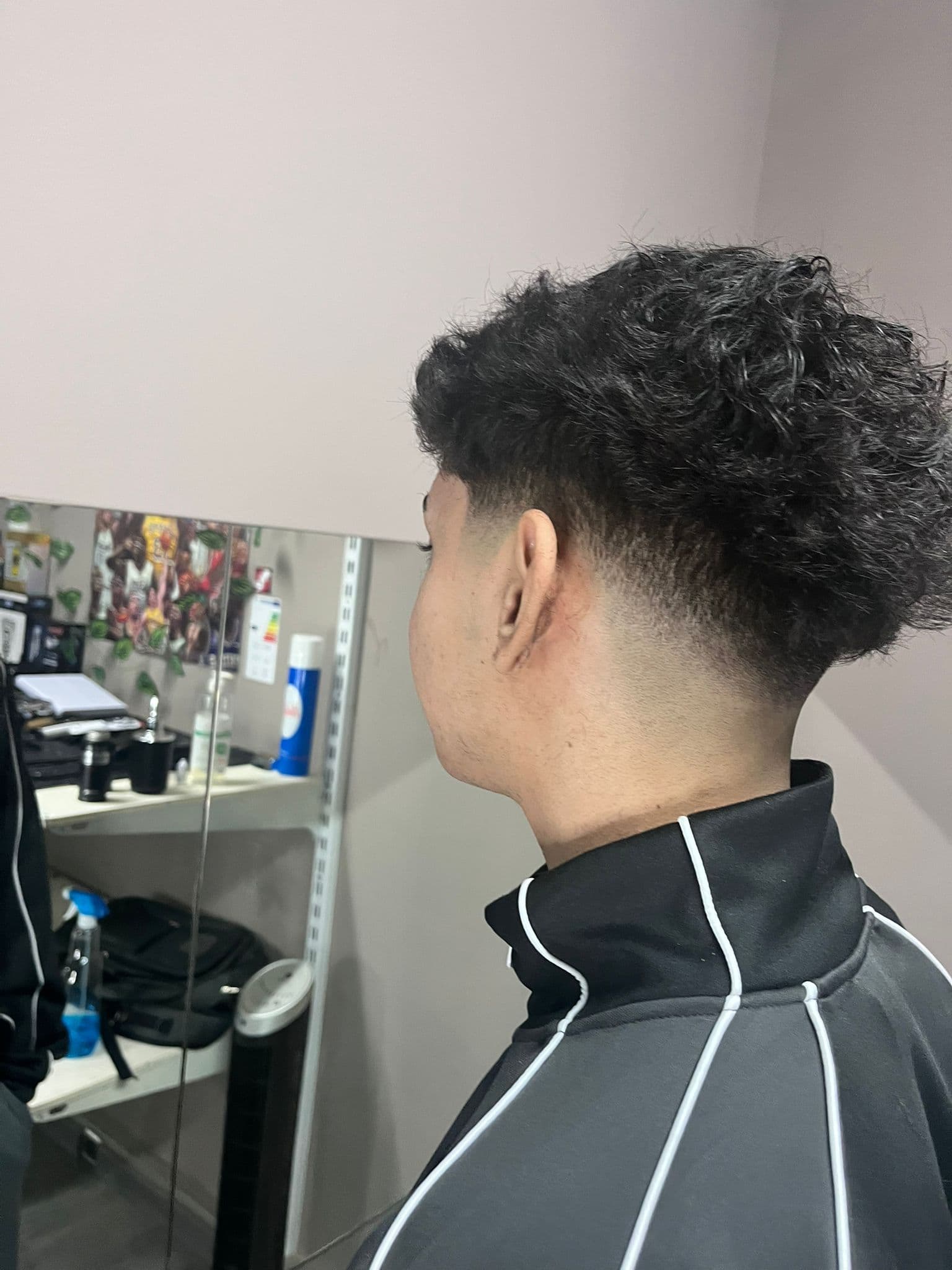 Fade en pelo rizado - Vista posterior